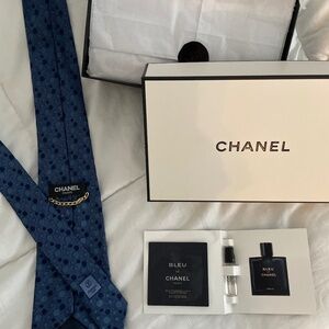 CHANEL  (Rare) with Chain loop,  box, gift bag, samples